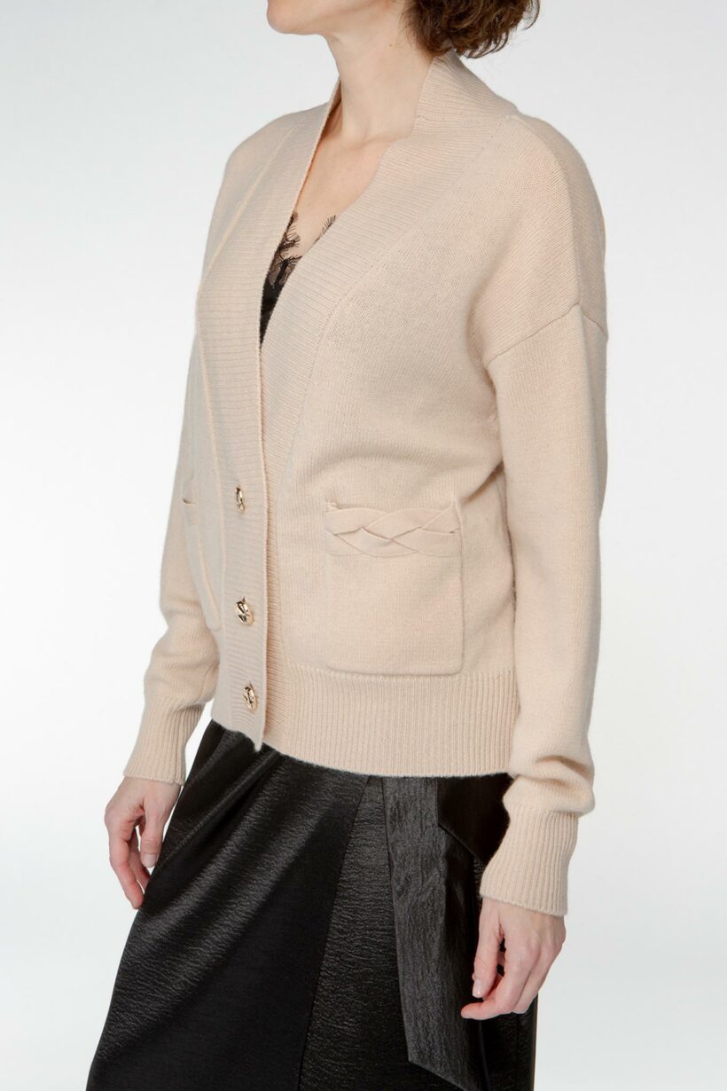IVI collection SOLID KNIT cardigan mit goldenen Statement-Knöpfen aus Wolle und Kaschmir in sand beige aus der AW24 Kollektion. IVI collection SOLID KNIT cardigan with golden statement buttons made of wool and cashmere in sand beige from the AW24 collection.