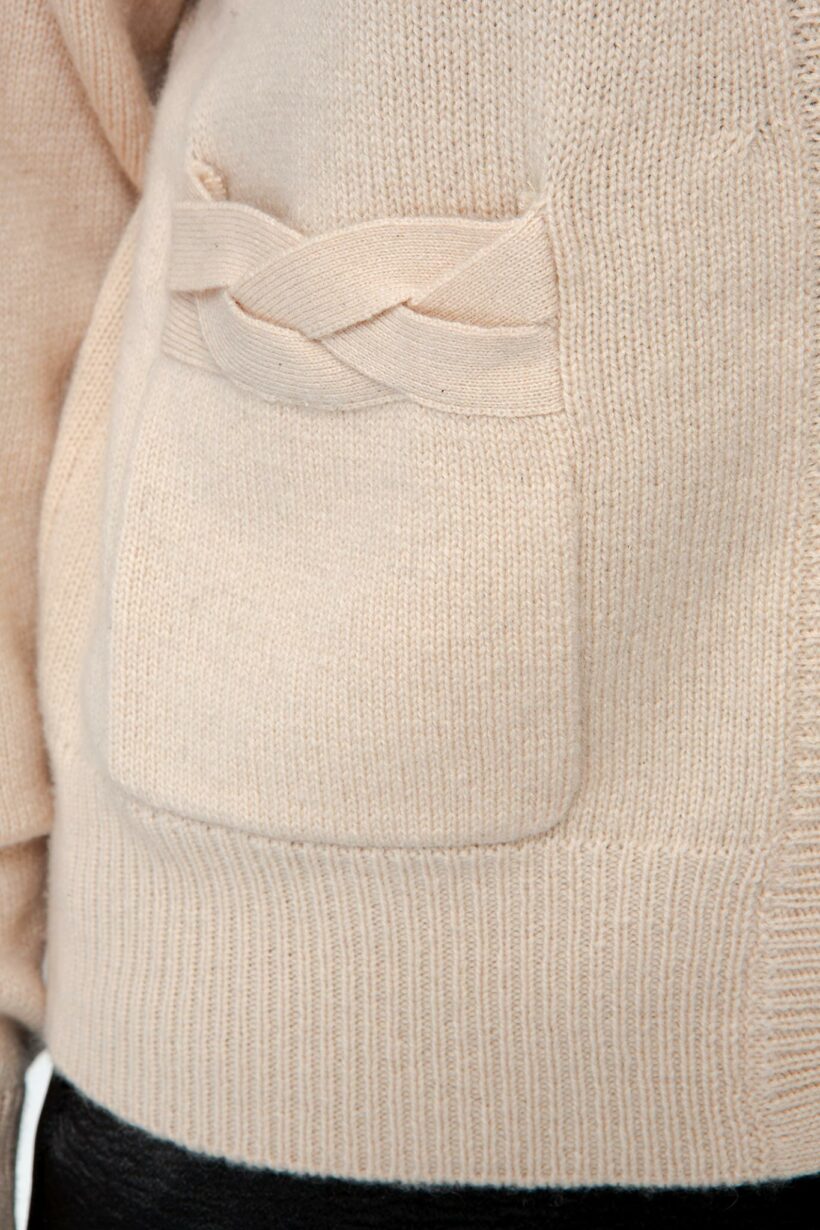 IVI collection SOLID KNIT cardigan mit goldenen Statement-Knöpfen aus Wolle und Kaschmir in sand beige aus der AW24 Kollektion. IVI collection SOLID KNIT cardigan with golden statement buttons made of wool and cashmere in sand beige from the AW24 collection.