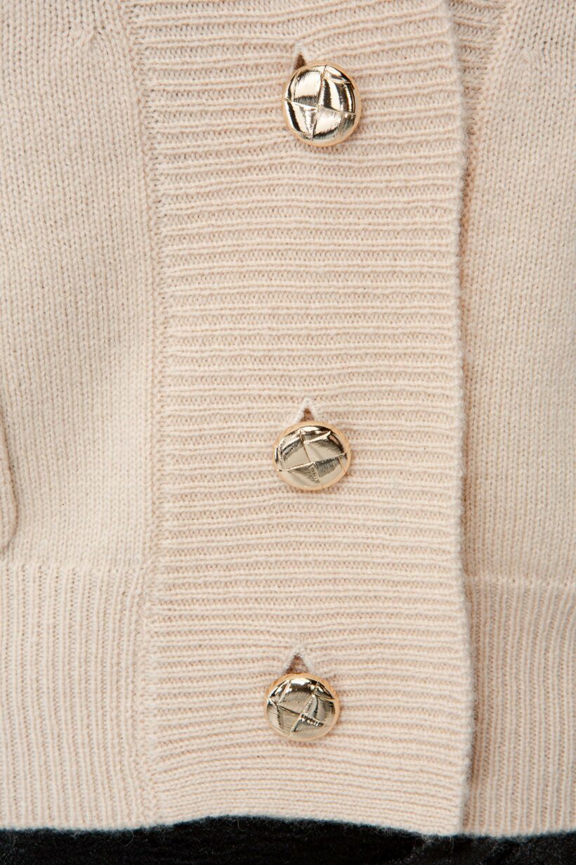 IVI collection SOLID KNIT cardigan mit goldenen Statement-Knöpfen aus Wolle und Kaschmir in sand beige aus der AW24 Kollektion. IVI collection SOLID KNIT cardigan with golden statement buttons made of wool and cashmere in sand beige from the AW24 collection.