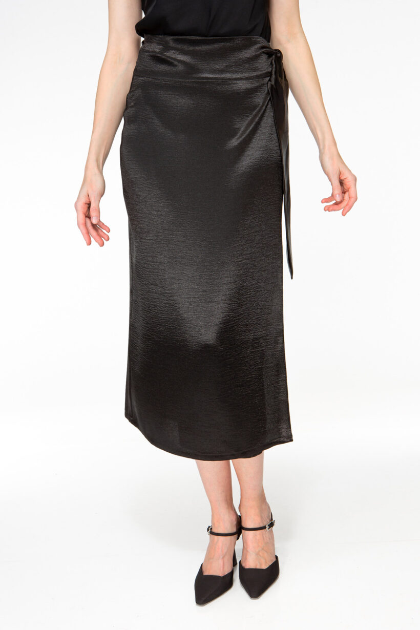 IVI collection figurbetonter Wickelrock aus einem schimmernden Metallic-Effekt Stoff in Farbe schwarz aus der AW24 Kollektion.

IVI collection figure-hugging wrap skirt made from a shimmering metallic-effect fabric in black from the AW24 collection.