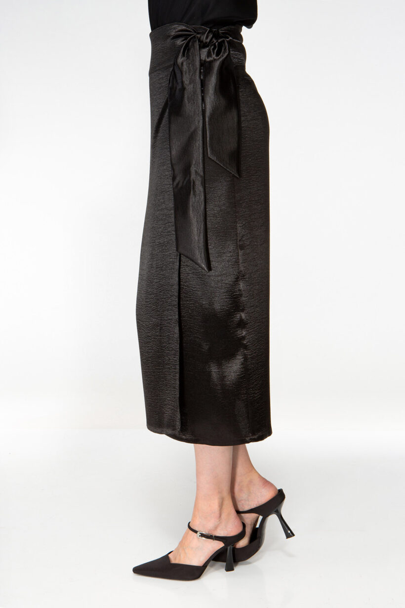 IVI collection figurbetonter Wickelrock aus einem schimmernden Metallic-Effekt Stoff in Farbe schwarz aus der AW24 Kollektion.

IVI collection figure-hugging wrap skirt made from a shimmering metallic-effect fabric in black from the AW24 collection.