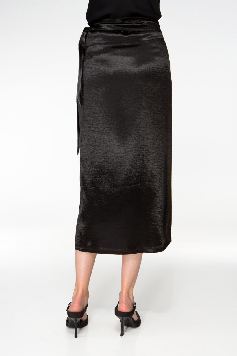 IVI collection figurbetonter Wickelrock aus einem schimmernden Metallic-Effekt Stoff in Farbe schwarz aus der AW24 Kollektion.

IVI collection figure-hugging wrap skirt made from a shimmering metallic-effect fabric in black from the AW24 collection.