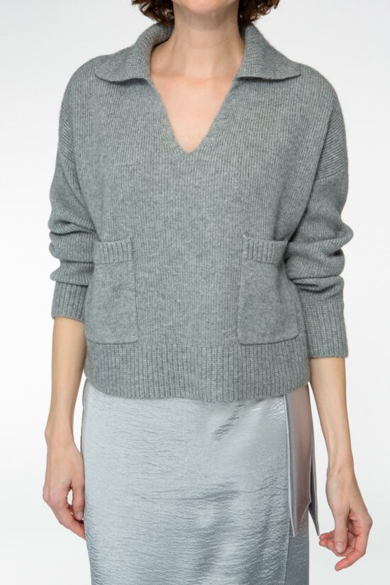 IVI collection SOLID KNIT pullover mit femininen V-Ausschnitt aus Wolle und Kaschmir in grau aus der AW24 Kollektion. IVI collection SOLID KNIT sweater with a feminine V-neck made of wool and cashmere in grey from the AW24 collection.
