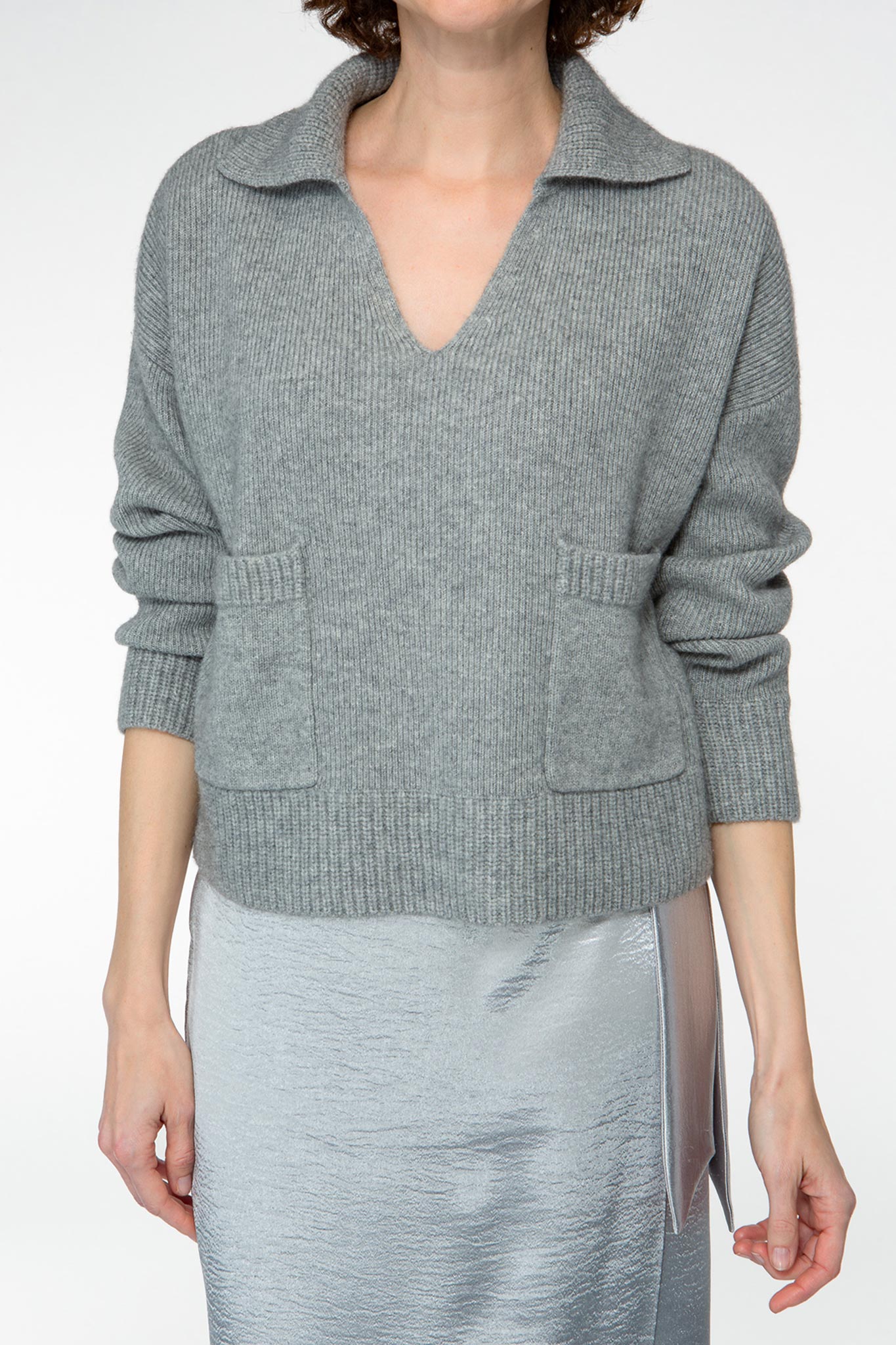 IVI collection SOLID KNIT pullover mit femininen V-Ausschnitt aus Wolle und Kaschmir in grau aus der AW24 Kollektion. IVI collection SOLID KNIT sweater with a feminine V-neck made of wool and cashmere in grey from the AW24 collection.