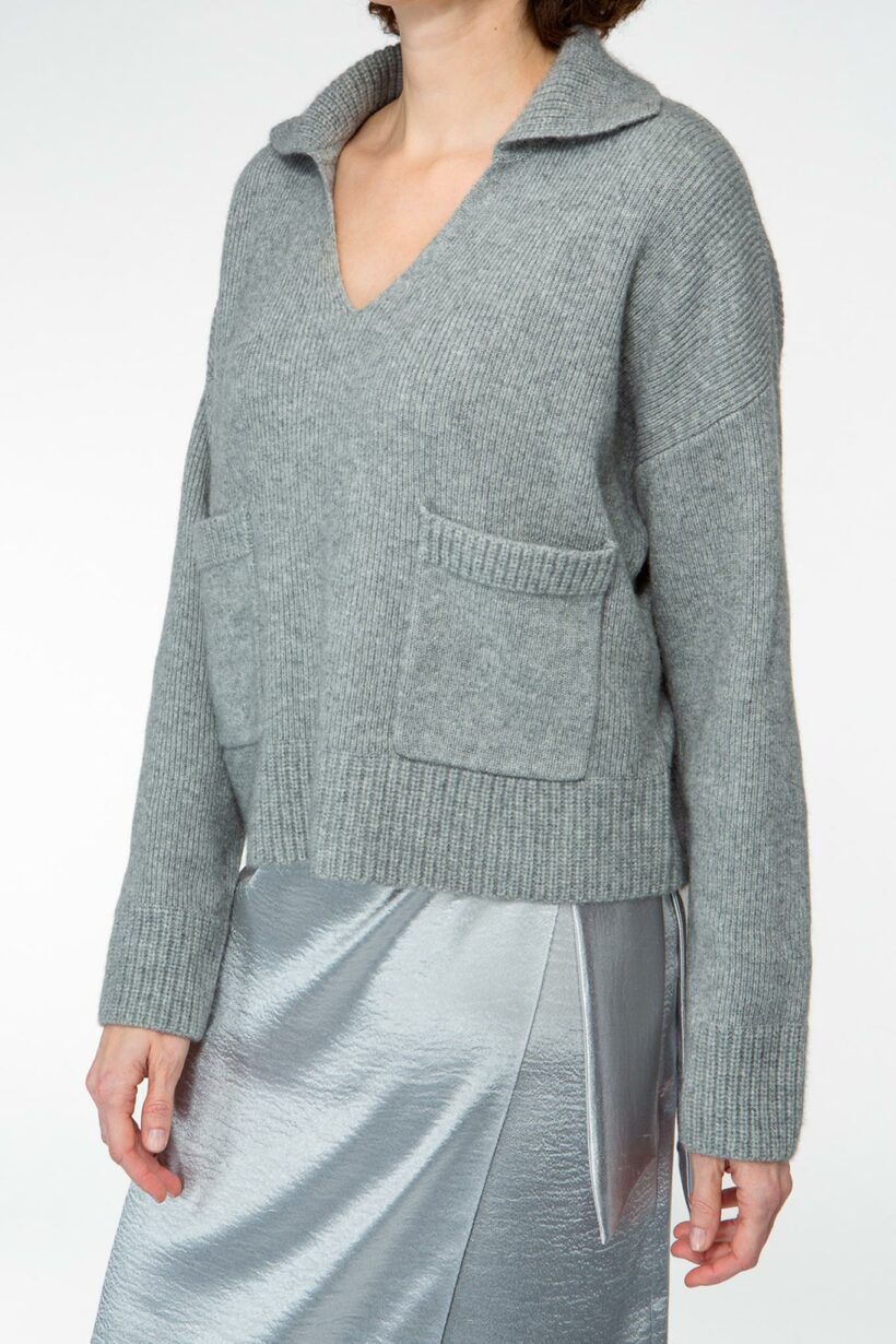 IVI collection SOLID KNIT pullover mit femininen V-Ausschnitt aus Wolle und Kaschmir in grau aus der AW24 Kollektion.

IVI collection SOLID KNIT sweater with a feminine V-neck made of wool and cashmere in grey from the AW24 collection.