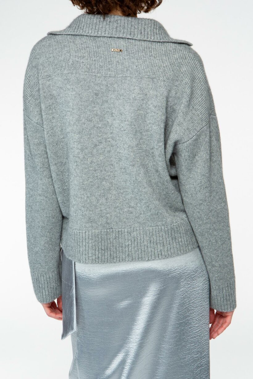 IVI collection SOLID KNIT pullover mit femininen V-Ausschnitt aus Wolle und Kaschmir in grau aus der AW24 Kollektion.

IVI collection SOLID KNIT sweater with a feminine V-neck made of wool and cashmere in grey from the AW24 collection.