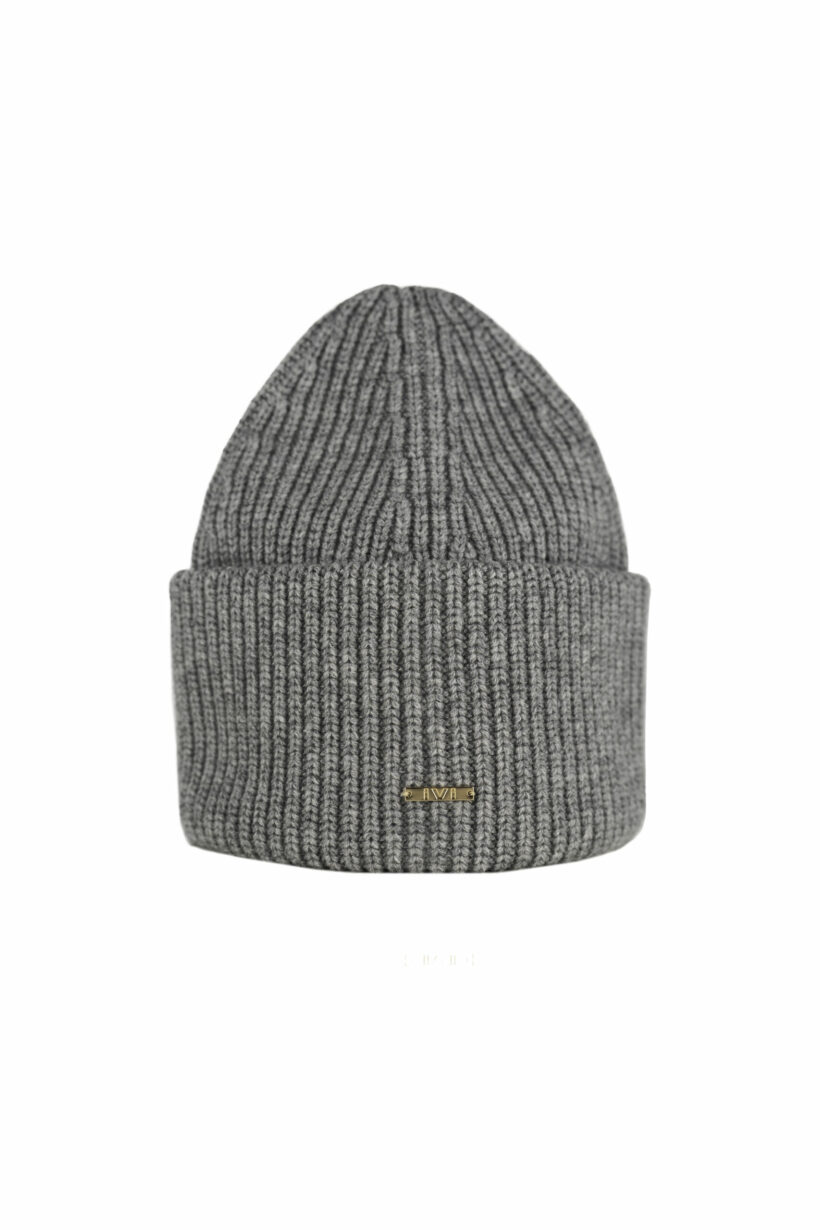 IVI collection SOLID KNIT Mütze aus Woll-Kaschmir-Mix in der Farbe grau aus der AW24 Kollektion. IVI collection SOLID KNIT beanie made of a wool-cashmere mix in the color grey from the AW24 collection.
