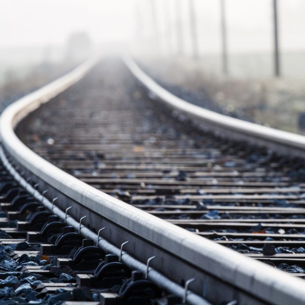 Einspurige Bahnlinie im Morgennebel